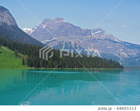 カナダ　ヨ―ホー国立公園のエメラルド・レイク 68605313