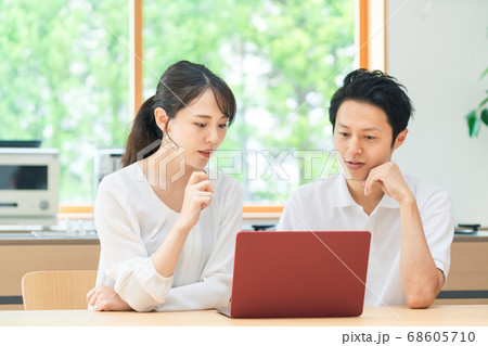 会話するカップル 会話するカップル 68605710