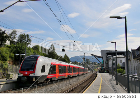 ノルウェー　ノルウェー鉄道　ベルゲン線のヴォス駅停車中の5両一編成車両と背景のヴォスゴンドラ 68605861
