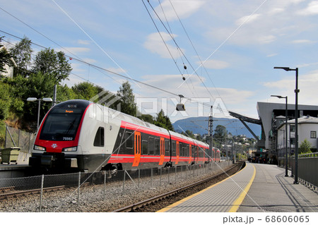 ノルウェー　ノルウェー鉄道　ベルゲン線のヴォス駅停車中の5両一編成車両と到着直前のヴォスゴンドラ 68606065