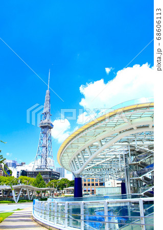 名古屋市、テレビ塔と水の宇宙船の風景 68606113