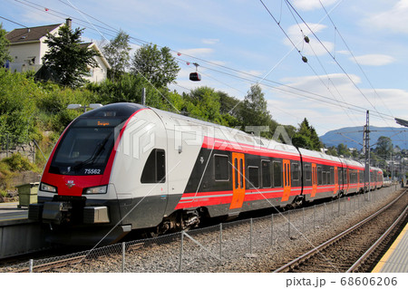 ノルウェー ノルウェー鉄道 ベルゲン線のヴォス駅停車中の5両一編成車両とヴォスゴンドラ アップ ノルウェー ノルウェー鉄道 ベルゲン線のヴォス駅停車中の5両一編成車両とヴォスゴンドラ アップ 68606206