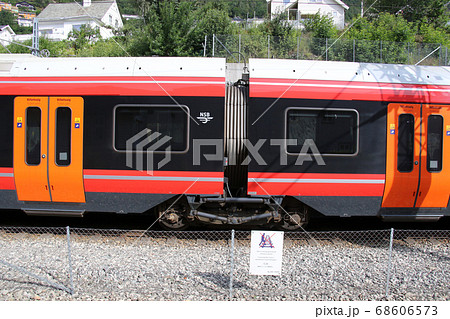 ノルウェー ノルウェー鉄道ベルゲン線のヴォス駅停車中の5両一編成車両のヨーダンパ―付き連接台車 引き ノルウェー ノルウェー鉄道ベルゲン線のヴォス駅停車中の5両一編成車両のヨーダンパ―付き連接台車 引き 68606573