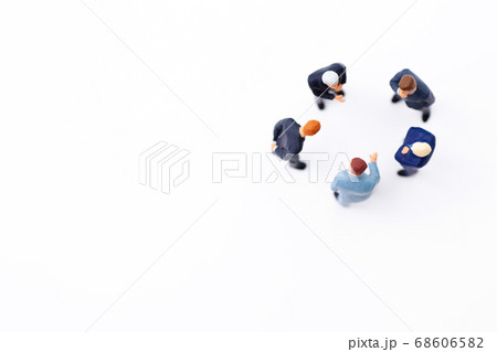 ビジネスイメージ 　会議をするビジネスマン 68606582