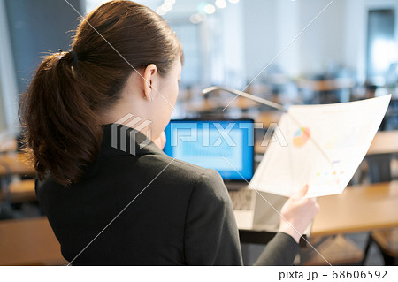 働く女性 68606592