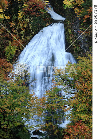 紅葉の七ツ滝 68607179