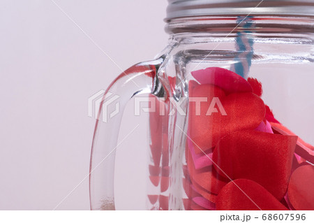 ガラスの瓶に詰まったたくさんのハートの写真素材