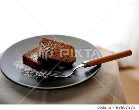 窓辺に置かれたガトーショコラ 68607875