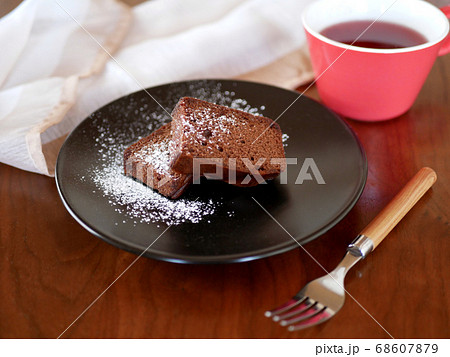 テーブルに置かれたガトーショコラとハーブティー 68607879