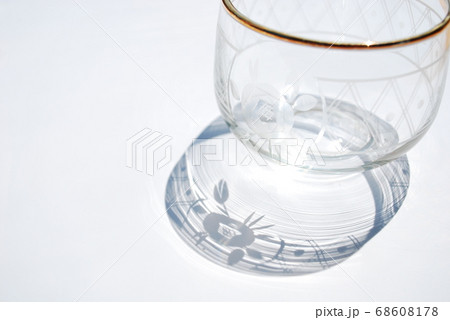 ガラスのカップと影 68608178