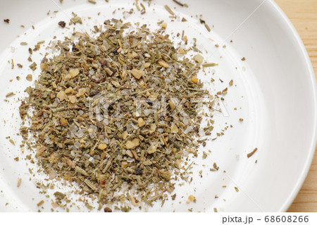 白い皿に盛られたハーブ塩 白い皿に盛られたハーブ塩 68608266