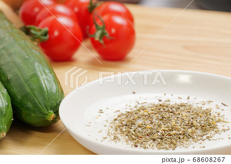 まな板に置かれた食材とハーブ塩 68608267