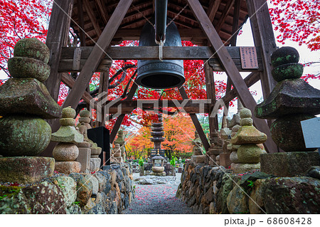京都 化野念仏寺の鐘楼と紅葉 京都 化野念仏寺の鐘楼と紅葉 68608428