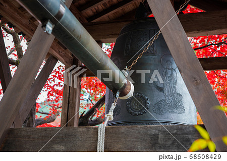 京都　化野念仏寺の鐘楼と紅葉 68608429