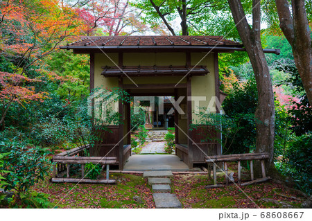 京都 直指庵 じきしあん の紅葉の写真素材