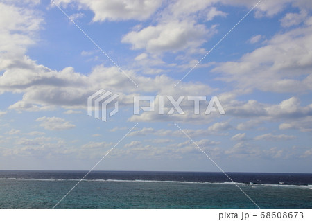 綺麗な海と青空に雲が浮かぶ風景 綺麗な海と青空に雲が浮かぶ風景 68608673