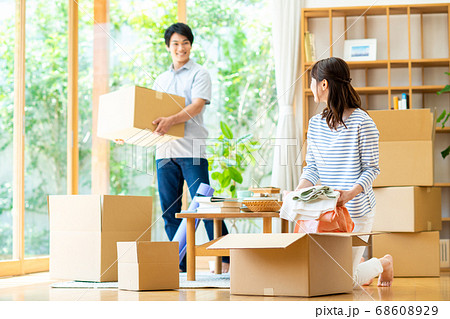 引越し中の若い夫婦 68608929