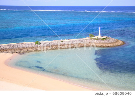 波が穏やかな日の綺麗な海とビーチ 68609040