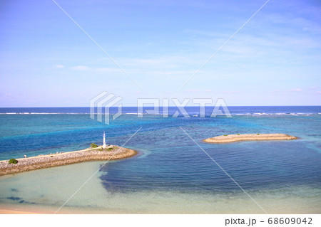 波が穏やかな日の綺麗な海とビーチ 68609042