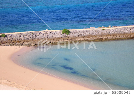 波が穏やかな日の綺麗な海とビーチ 波が穏やかな日の綺麗な海とビーチ 68609043