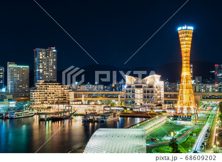 夜の神戸ベイエリア　ポートタワーとハーバーランド 68609202