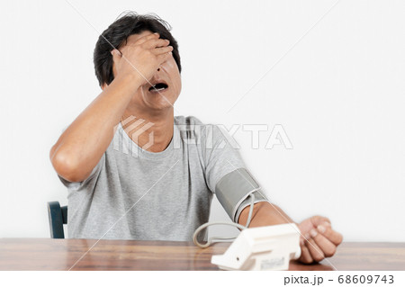 血圧測定の結果に落胆する中年男性 68609743