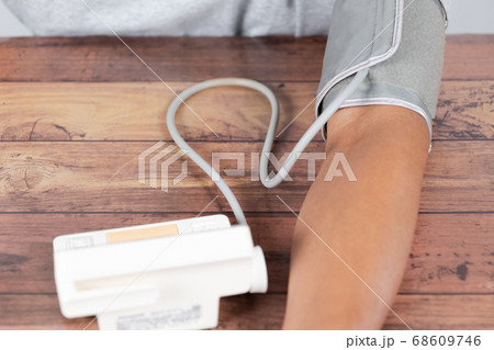 血圧測定をしている男性の腕 血圧測定をしている男性の腕 68609746