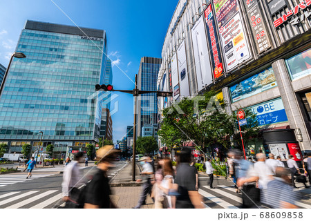 日本の東京都市景観 東京・秋葉原をマスク姿で歩く人たち=8月18日 日本の東京都市景観 東京・秋葉原をマスク姿で歩く人たち=8月18日 68609858