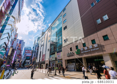 日本の東京都市景観　猛暑の中、秋葉原駅前をマスク姿で歩く人たち…＝8月18日 68610031