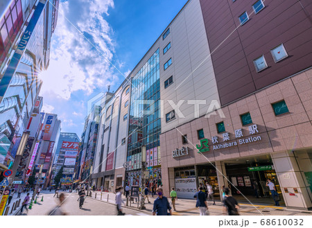 日本の東京都市景観　猛暑の中、秋葉原駅前をマスク姿で歩く人たち…＝8月18日 68610032