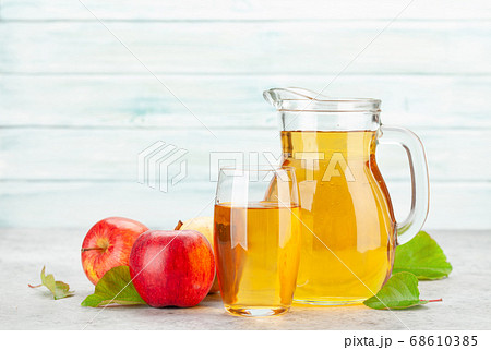 Apple juice and red apple fruits Apple juice and red apple fruits 68610385