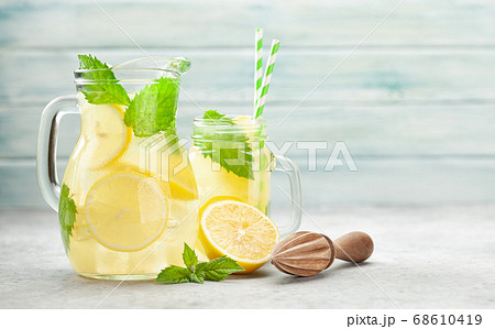 Lemon and mint homemade lemonade 68610419