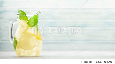 Lemon and mint homemade lemonade 68610420