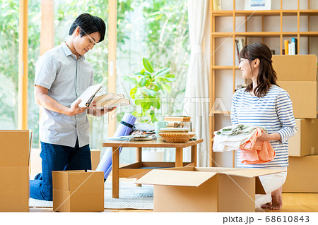 引越し中の若い夫婦 引越し中の若い夫婦 68610843