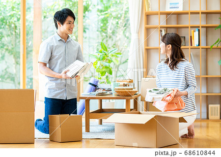 引越し中の若い夫婦 68610844