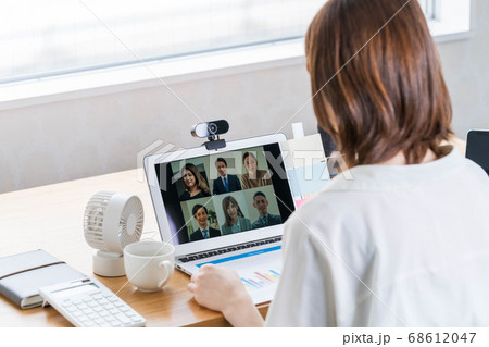 テレワークでWeb会議する若い女性 テレワークでWeb会議する若い女性 68612047