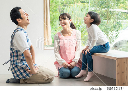 保育イメージ　保育士と遊ぶ園児 68612134