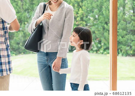 保育イメージ　保育園のお迎え 68612135