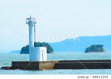 牛窓港一文字防波堤東灯台と瀬戸内の島々 岡山県瀬戸内市牛窓 牛窓港一文字防波堤東灯台と瀬戸内の島々 岡山県瀬戸内市牛窓 68612204