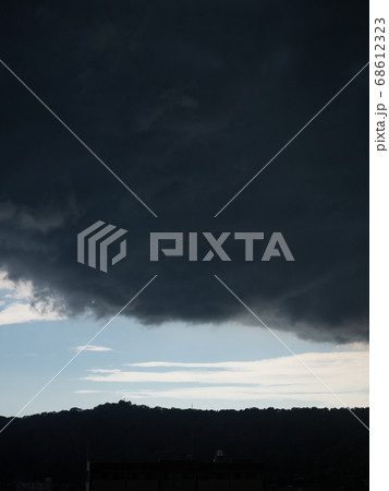 ゲリラ豪雨の空のイメージ 真夏の晴れた青空と雨雲の境界 ゲリラ豪雨の空のイメージ 真夏の晴れた青空と雨雲の境界 68612323