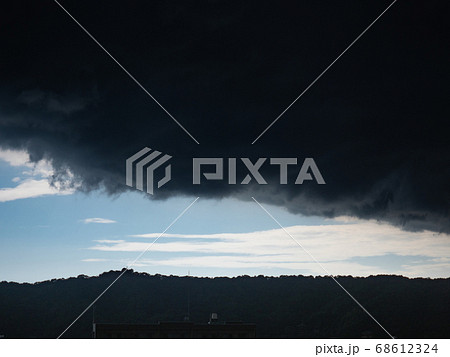 ゲリラ豪雨の空のイメージ　真夏の晴れた青空と雨雲の境界 68612324