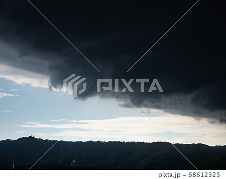 ゲリラ豪雨の空のイメージ　真夏の晴れた青空と雨雲の境界 68612325