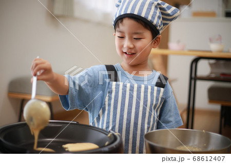 料理する男の子の写真素材