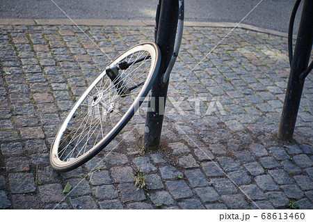 駐輪場のポールに固定された自転車のタイヤ 駐輪場のポールに固定された自転車のタイヤ 68613460