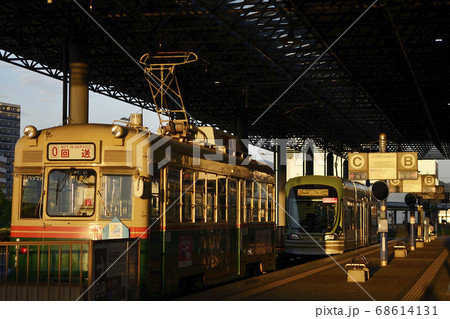 夕暮れの広島港宇品旅客ターミナル　路面電車乗り場 68614131
