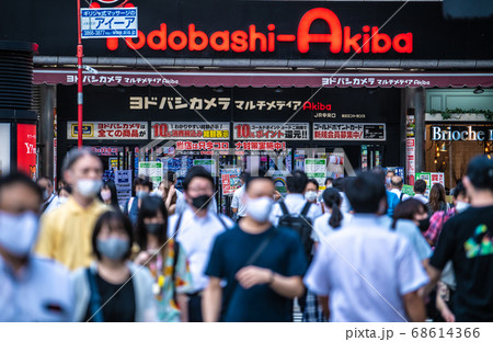 日本の東京都市景観 猛暑の中、マスク姿で歩く人たち…(奥はヨドバシカメラ)=8月18日、秋葉原 日本の東京都市景観 猛暑の中、マスク姿で歩く人たち…(奥はヨドバシカメラ)=8月18日、秋葉原 68614366