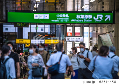 日本の東京都市景観 猛暑の中、秋葉原駅前をマスク姿で歩く人たち…=8月18日 日本の東京都市景観 猛暑の中、秋葉原駅前をマスク姿で歩く人たち…=8月18日 68614458