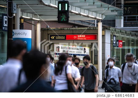 日本の東京都市景観 猛暑の中、秋葉原駅前をマスク姿で歩く人たち…=8月18日 日本の東京都市景観 猛暑の中、秋葉原駅前をマスク姿で歩く人たち…=8月18日 68614683