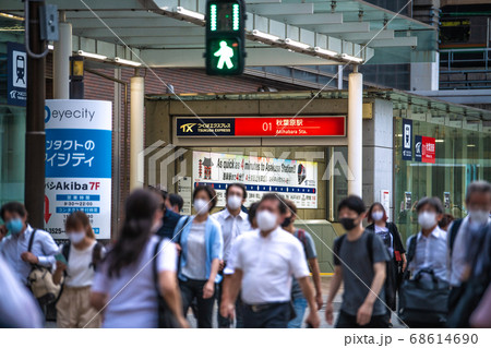 日本の東京都市景観　猛暑の中、秋葉原駅前をマスク姿で歩く人たち…＝8月18日 68614690