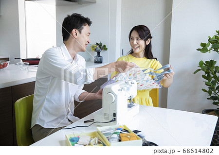 ミシンで手作りする男性　 68614802